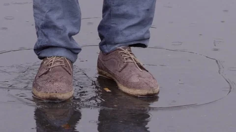 Man jumps in a puddle in slow motion Video stock 75443336