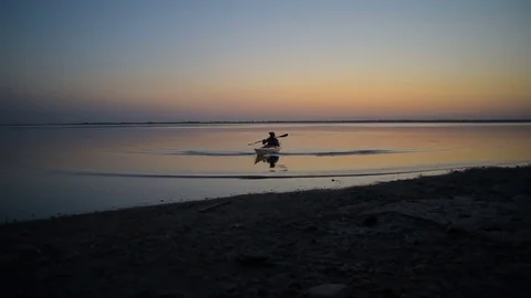 Man kayaking on lake during sunset 库存影片 82356003