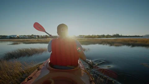 Man kayaking in ocean during sunset 库存影片 220301930