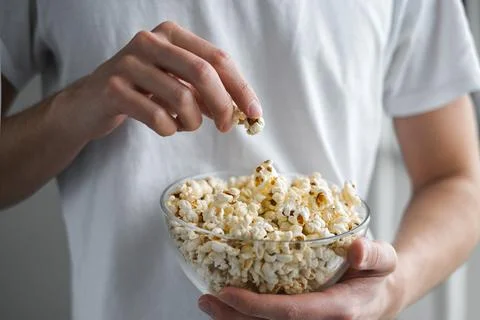 Man keep popcorn close-up Stock-Fotos