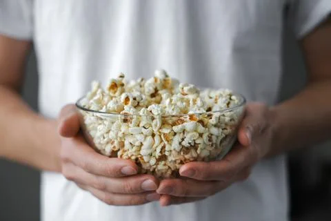 Man keep popcorn close-up Fotos de archivo