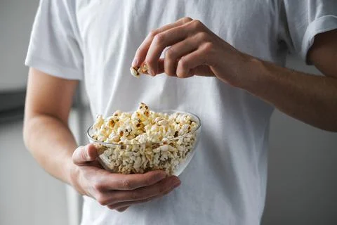 Man keeping popcorn close-up 스톡 사진
