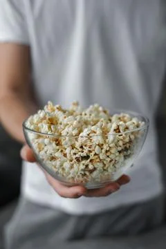 Man keeping popcorn close-up Foto stock