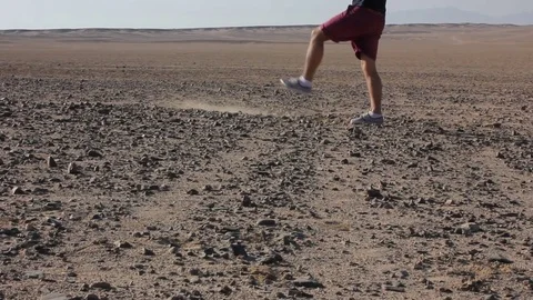 A man kicks the sand of the desert Vidéo 76626162