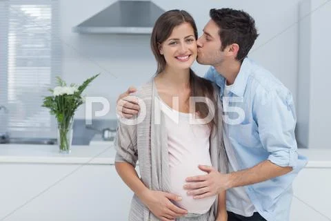 Man kissing his pregnant wife Stock-Fotos