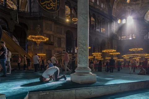 A man kneeling in Haci Sofias mosque praying Stock-Fotos