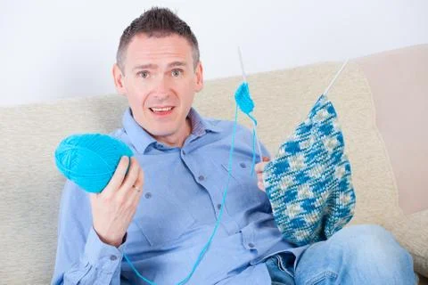 Man knitting Stock Photos