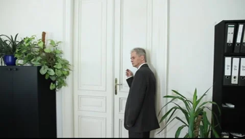 A man knocks on a door and enters Vídeos de archivo 8986952