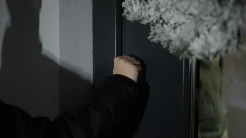 A man knocks on the door 库存影片 262485926