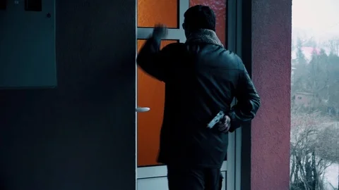 Man knocks on the Door with a Gun and a Hand Vídeo Stock 93030604