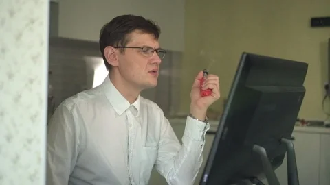 Man knocks his hands on the table, drinks alcohol, stress Video stock 85910269