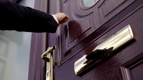 Man Knocks on Home Door in Suit, Waiting, White Caucasian Professional Vidéo 80366779