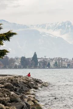 Man by the lake. Foto stock