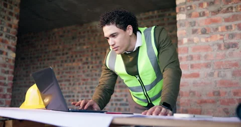 Man, laptop and blueprint on construction site for infrastructure, inspection or Vídeos de archivo 337016182
