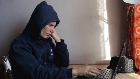 Man with laptop Video stock 86561689