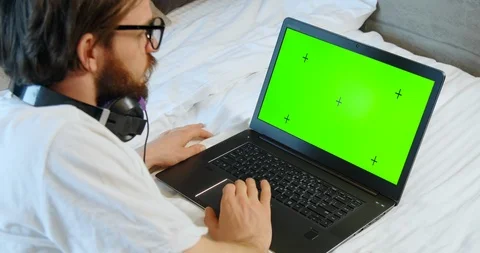 Man Laptop Green Screen Bed Видео 112503070