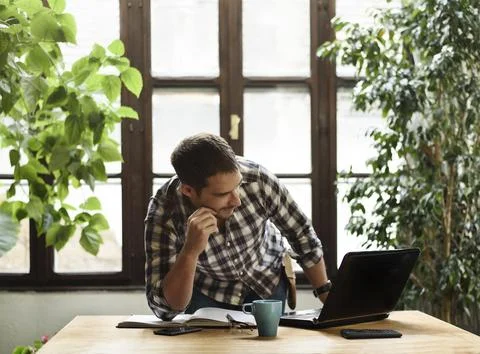 Man with laptop Fotos Stock