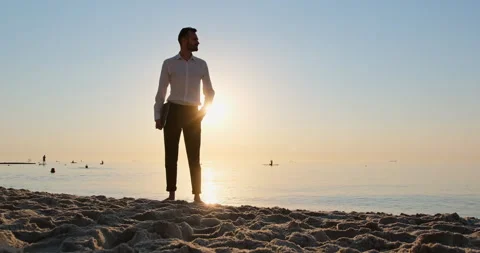 A man with a laptop stands on the seashore Stockbeeldmateriaal 146014185