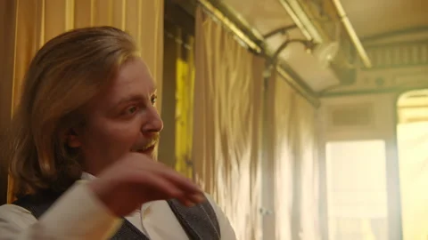 A man laughing during a date Vídeo Stock 259578644