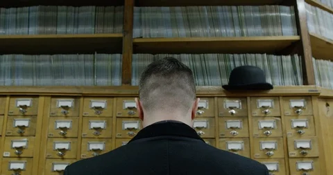 Man laying his hat Video stock 86512726