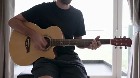 Man learning guitar Stockbeeldmateriaal 164729283