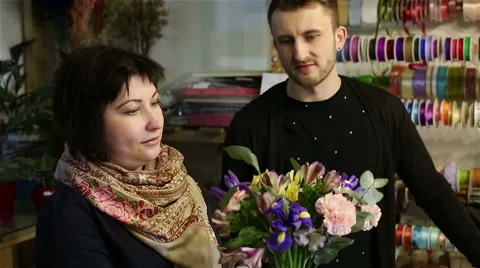 Man is learning how bouquets of flowers creating. Stock Footage 61490294