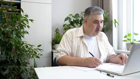 Man Learning Online with Computer 스톡 사진