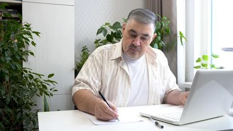 Man Learning Online with Computer 库存照片