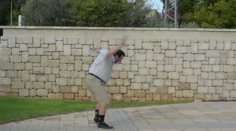 Man learns how to jump rope Video stock 30441276