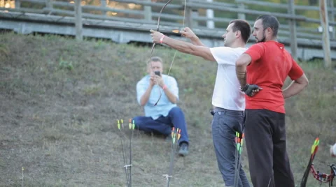 A man learns to shoot a bow Video stock 55212331