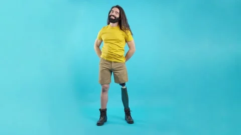 Man with a leg prosthesis delivering a gift Vídeo Stock 228010165