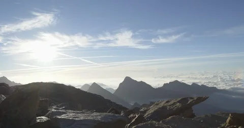 Man legs climbing run on mountain rise.Trail runner running to top peak training Vidéo 108322152