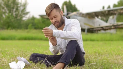 Man lets paper airplanes Video stock 92936002