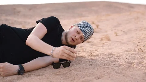 Man lies in the desert Video stock 89849783