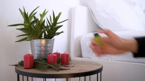 Man lights up candles on bedside table with authentic Chrismas decoration. Vídeos de archivo 102657152