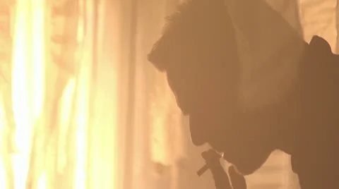Man lights a cigarette Vídeo Stock 12689019