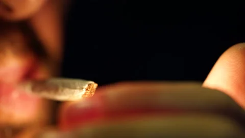 Man lights a cigarette Stockbeeldmateriaal 129048596