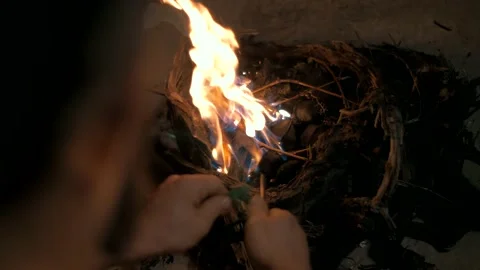 Man lights a fire in the dark with a flint, close-up Video stock 151649761