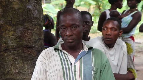 Man listening debate about potable water - Guinea Africa Vidéo 76340801