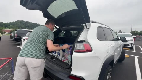 Man Loads Car with Items After Shopping Vidéo 312165382