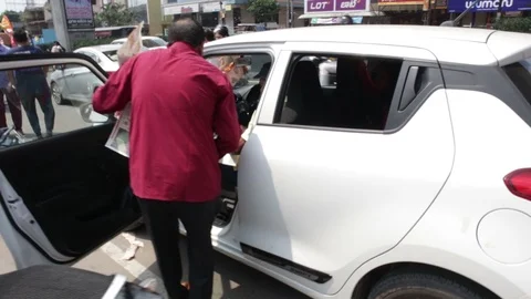 Man-loads-ganesh-idol-into-a-customer-car Stock Footage 95315680