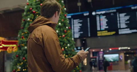 Man look at info timetable screen in airport 스톡 동영상 144404137