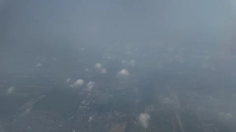 Man is looking from Airplane window to back air and pollution Vídeo Stock 271127342