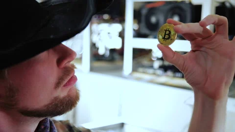 Man looking And checks the coin for authenticity 動画素材 87043380
