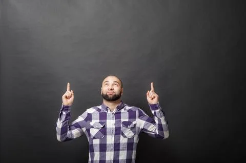 Man looking up and pointing up Foto stock
