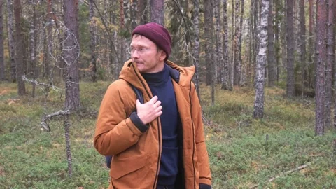 A man looking around in the forest to understand his location. Caucasian man Vídeos de archivo 164218347