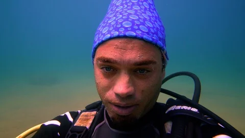 A man is looking around underwater Stock Footage 116486071