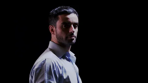 Man looking up on black background Vídeo Stock 32957964