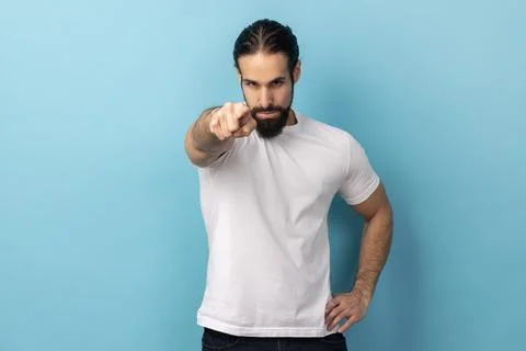 Man looking at camera and blaming warning you with raised finger, showing Stock-Fotos