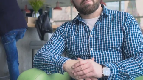 Man looking at camera in cafe, tilt shot up and down, steadicam shot  Vidéo 72947278